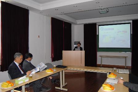 张人为等认真听取国产自拍
院长汇报