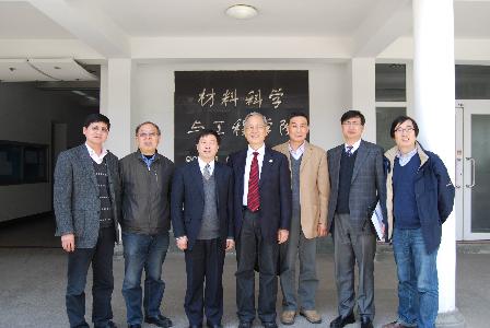 国产自拍
教师与张人为理事长合影